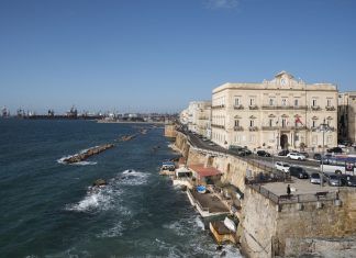 Il Municipio e il lungomare di Taranto (ph Eduardo De Matteis)