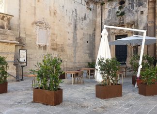 Lecce, tavolini, ombrelloni e fioriere dilagano in ogni dove nel centro storico