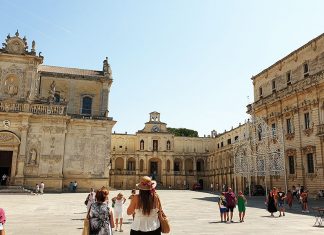 Lecce, le luminarie per Sant’Oronzo e quelle per Christian Dior