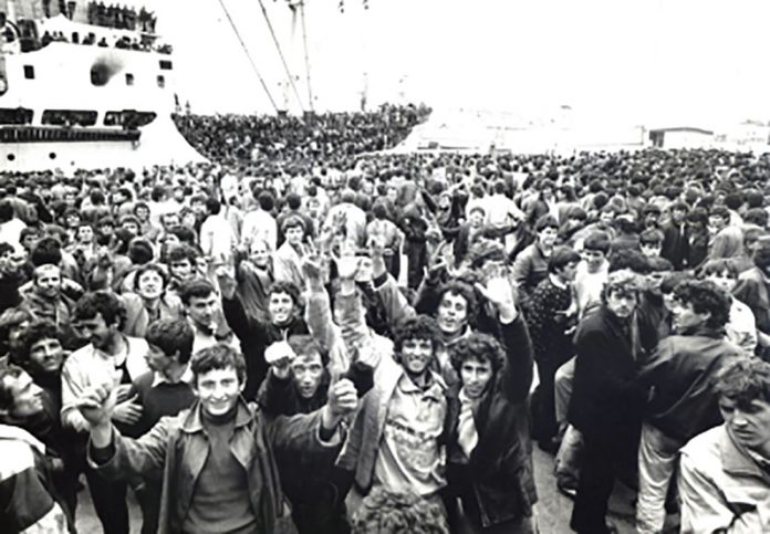 Sbarco-di-albanesi-a-Brindisi-nel-1991-b