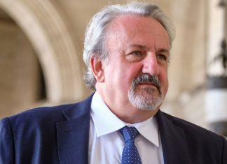 Tempi duri per Emiliano, che si prende una pausa a Roma per eleggere il nuovo capo di Stato