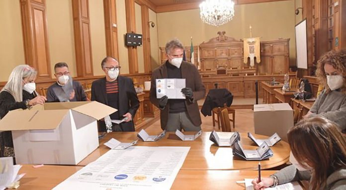 Provincia-di-Lecce,-un-momento-dello-scrutinio-delle-elezioni-2022