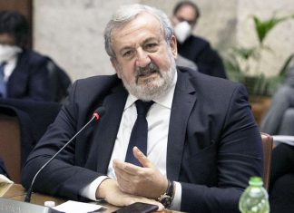 Emiliano e la Magistratura: il re è nudo e “il Foglio” lo dice, ma in Puglia tacciono tutti