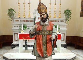 Zollino, la statua di San Donato restituisce un ex voto: una moneta di carta di due lire