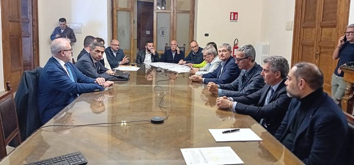 Regionale-8-incontro-dei-sindaci-e-presidente-di-provincia-di-Taranto