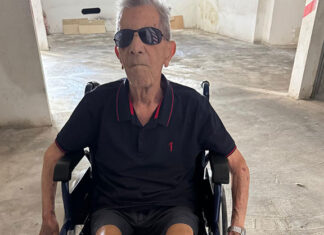 La felicità per un anziano professore disabile arriva con la sedie a rotelle